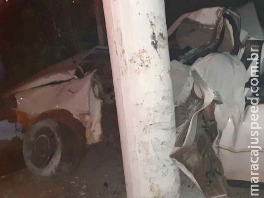 Jovem de 25 anos perde controle de carro e morre ao atingir poste Jovem de 25 anos perde controle de carro e morre ao atingir poste