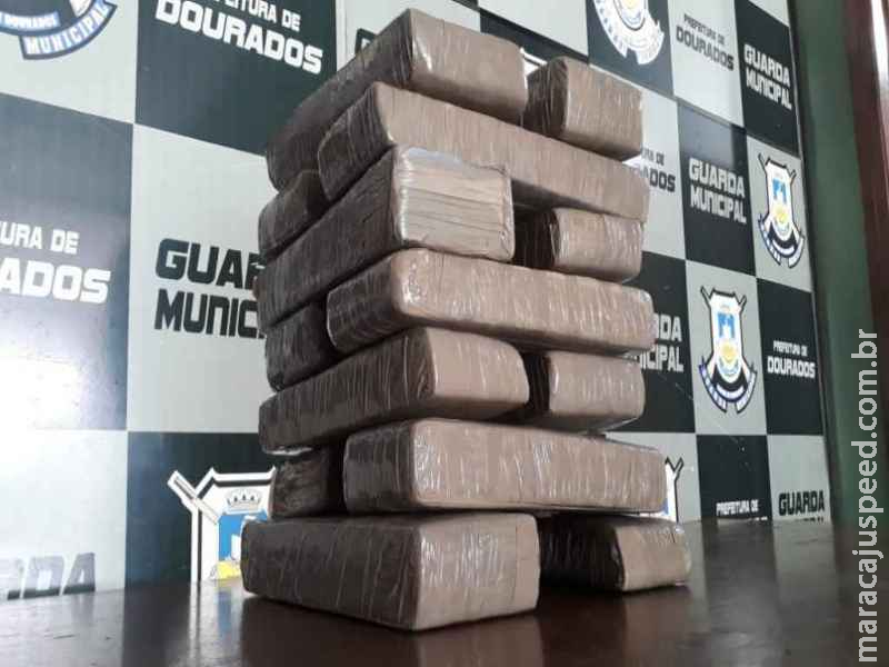 Jovem é preso pela GM de Dourados com maconha e documentos falsos Jovem é preso pela GM de Dourados com maconha e documentos falsos