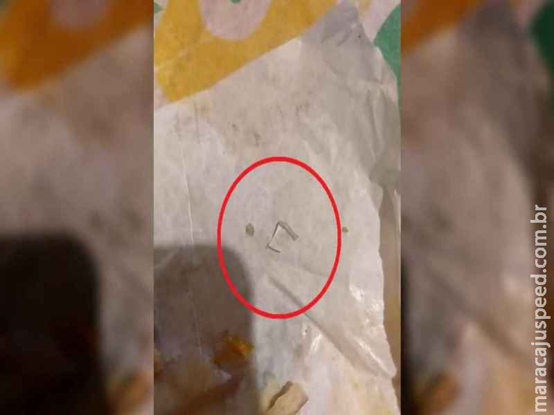 Jovem encontra caco de vidro enquanto mastigava sanduíche