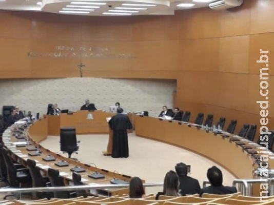 Magistrado ganha aumento enquanto oficial de Justiça “paga” para trabalhar