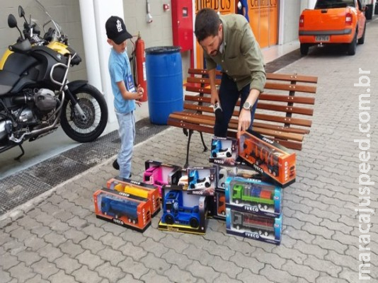 Menino que viralizou na internet ao mostrar dia a dia em fazenda ganha 15 caminhões após assistir Copa Truck em SP