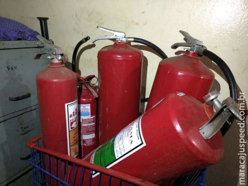 Menor é detido furtando extintores de casa noturna