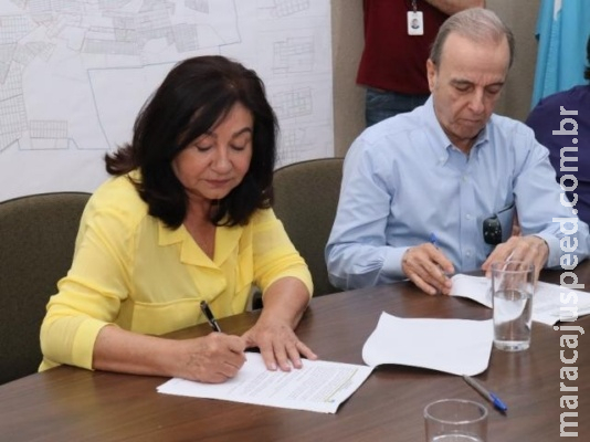 Mergulhada em crise, prefeita quer aumentar em 55,27% o próprio salário