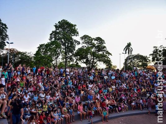 Milhares de crianças ganham brinquedos na Praça dos Estudantes, em Aquidauana