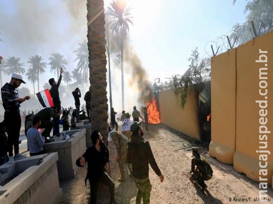 Milhares de iraquianos atacaram a embaixada dos EUA em Bagdá