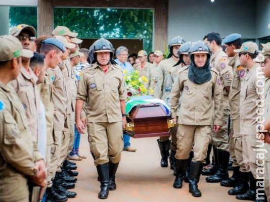 Morto em acidente com viatura, bombeiro recebe homenagem em quartéis Morto em acidente com viatura, bombeiro recebe homenagem em quartéis