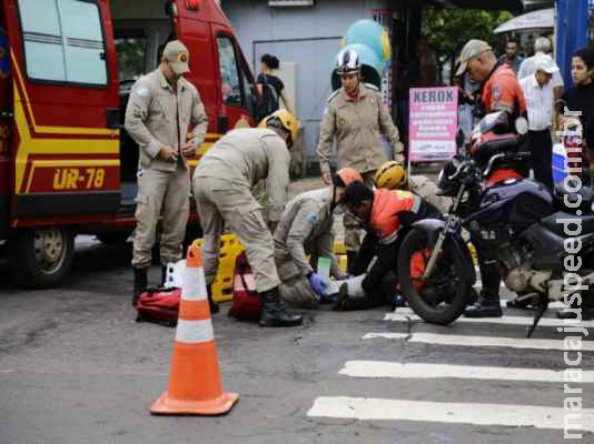 Motociclista se distrai e atropela idosa que atravessava na faixa Motociclista se distrai e atropela idosa que atravessava na faixa