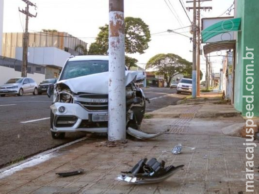 Motorista bate em carro estacionado, perde controle e atinge poste Motorista bate em carro estacionado, perde controle e atinge poste