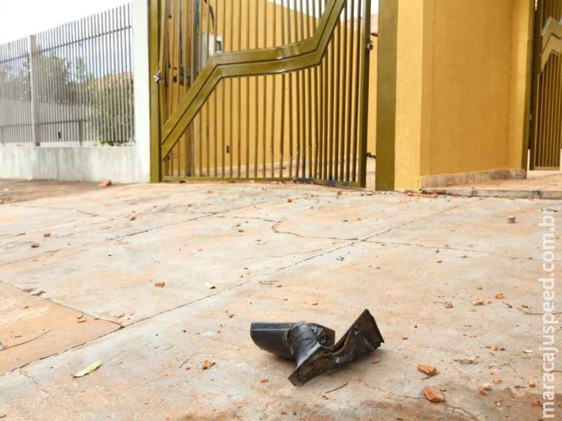 Motorista bêbado e sem CNH bate em portão e invade garagem de casa