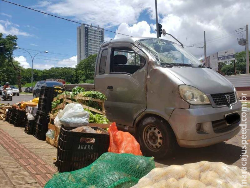 Motorista de caminhão fura sinal vermelho, atinge carro e capota na Rachid Neder