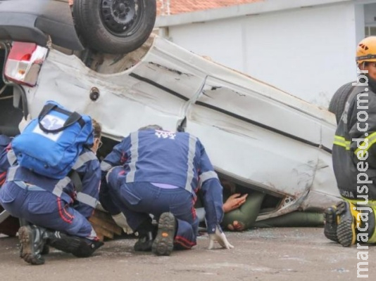 Motorista fica ferida após invadir preferencial e capotar carro Motorista fica ferida após invadir preferencial e capotar carro