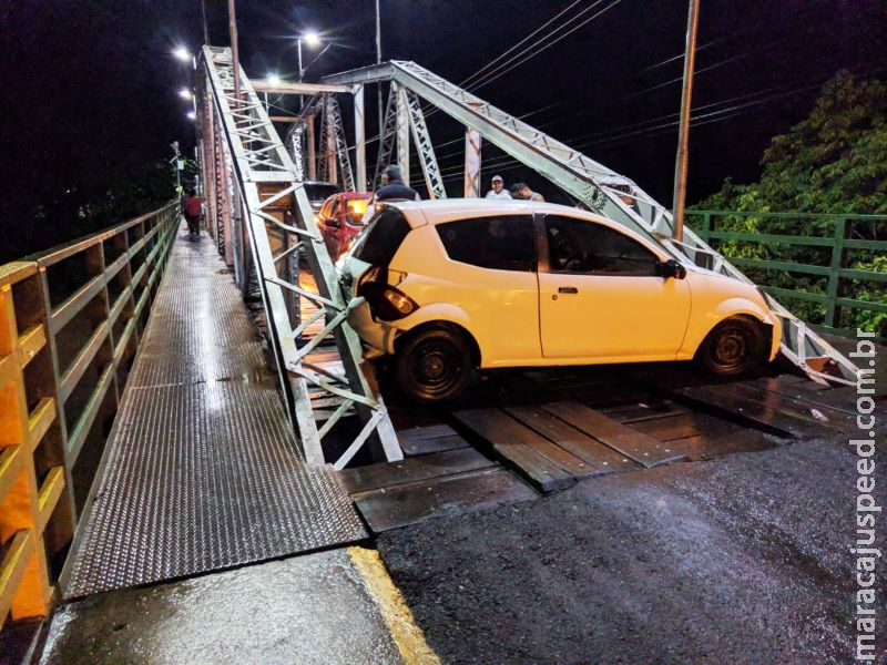 Motorista perde o controle da direção e veículo fica preso na Ponte Velha Motorista perde o controle da direção e veículo fica preso na Ponte Velha