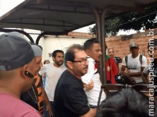 Motoristas detém homem que iria agredir mulher com taco de beisebol