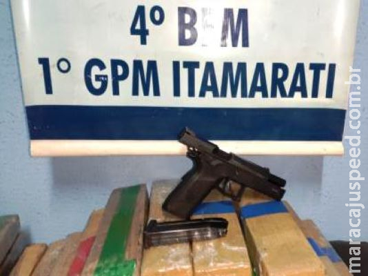 Mulher é presa em ônibus com 25 quilos de maconha e pistola Mulher é presa em ônibus com 25 quilos de maconha e pistola