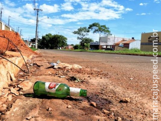 Na luz do dia, moradora flagra briga e ameaça com arma no meio da rua