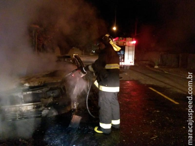 Na madrugada, Bombeiros é acionado para combater veículo que estava em chamas