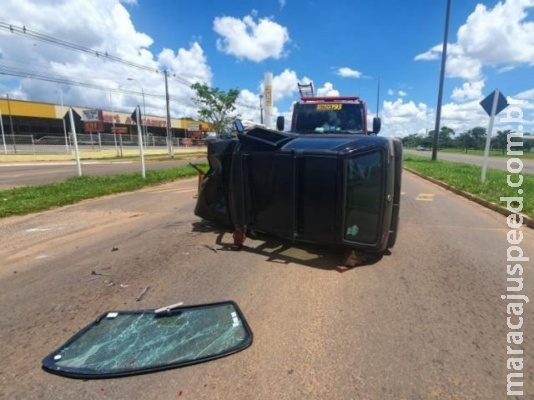 No dia seguinte ao aniversário, motorista sai ileso de capotagem No dia seguinte ao aniversário, motorista sai ileso de capotagem