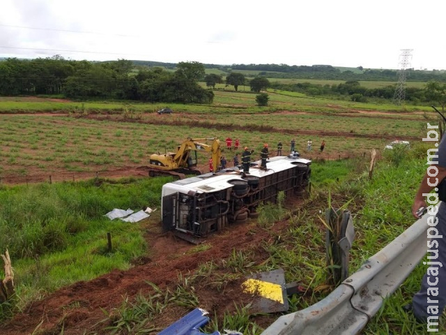 Ônibus lotado de sacoleiros a caminho de MS capota e deixa dois mortos