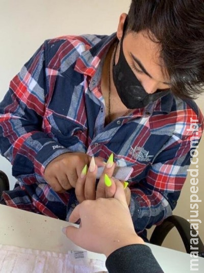 Para ajudar mãe que se achava feia, jovem vira manicuro e atende clientes com unhas de 9 cm nas próprias mãos
