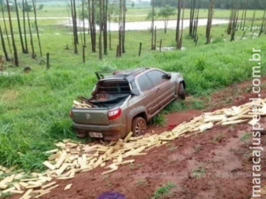 Picape capota e traficante abandona 800 quilos de maconha em estrada