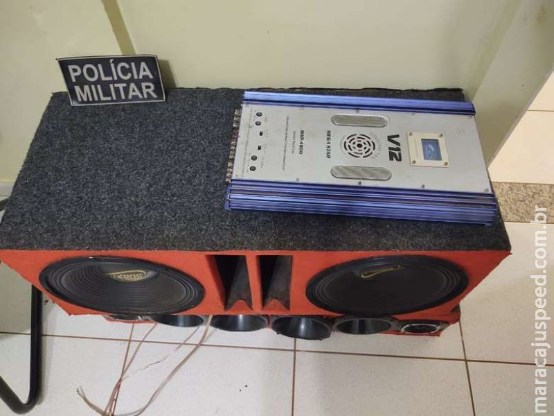Polícia faz batida em praça e apreende equipamento de som