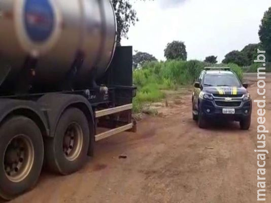 Polícia flagra furto de 21 galões de combustível de caminhão-tanque Polícia flagra furto de 21 galões de combustível de caminhão-tanque