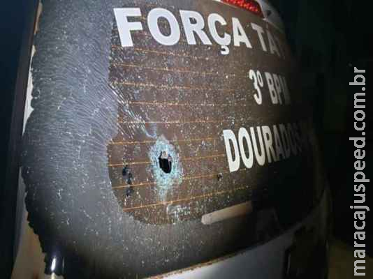 Policiais e bombeiros são agredidos durante atendimento em área de conflito