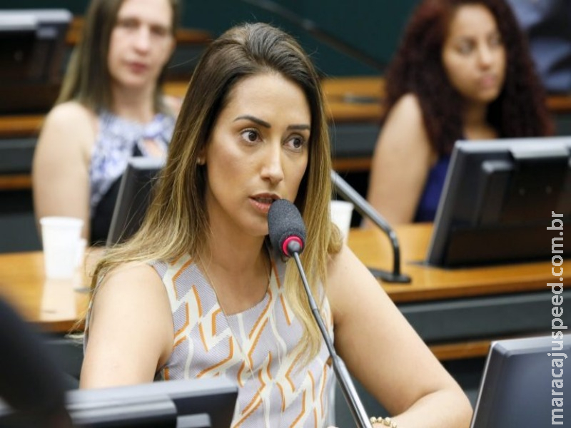 Projeto permite saque do FGTS para trabalhador com 60 anos Projeto permite saque do FGTS para trabalhador com 60 anos