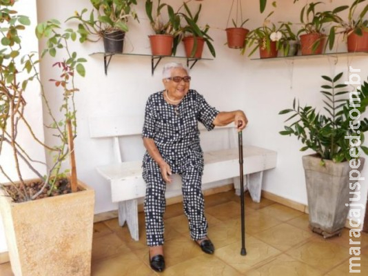 Sem tomar um remédio, companhia de Eliete é a bengala e a cerveja