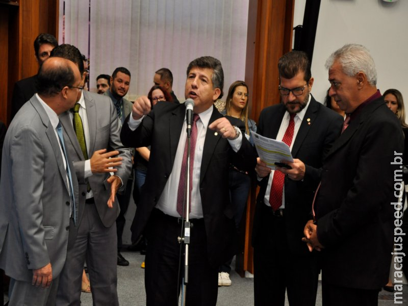 Sessão é marcada por homenagem a deputado recém-casado e bate boca Sessão é marcada por homenagem a deputado recém-casado e bate boca