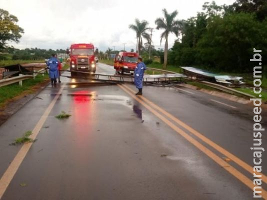 Temporal bloqueia trânsito na MS-156 após placa cair sobre pista