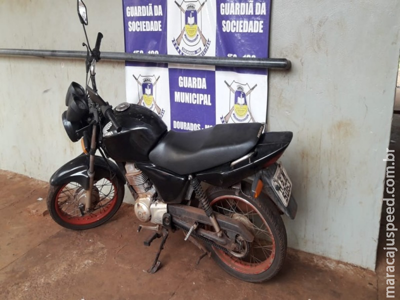 Tia e sobrinho furtam Titan, mas são detidos empurrando a moto