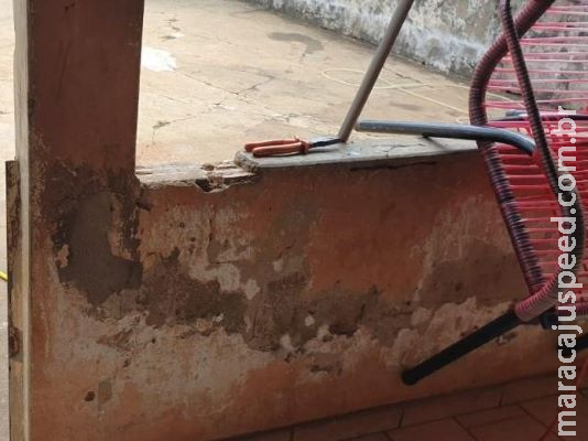 Adolescente de 12 anos que foi acorrentada pelo pai foge de abrigo