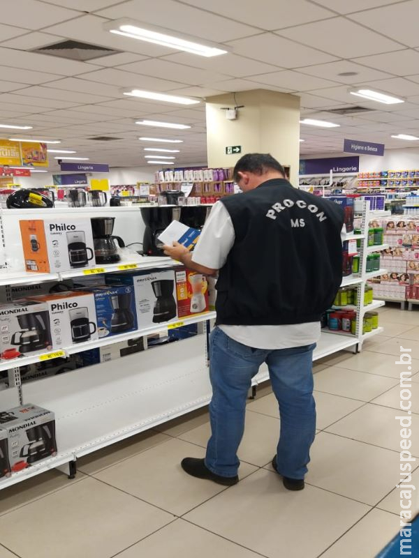 Amendoim de chocolate e mini bolos são encontrados com prazo de validade vencidos