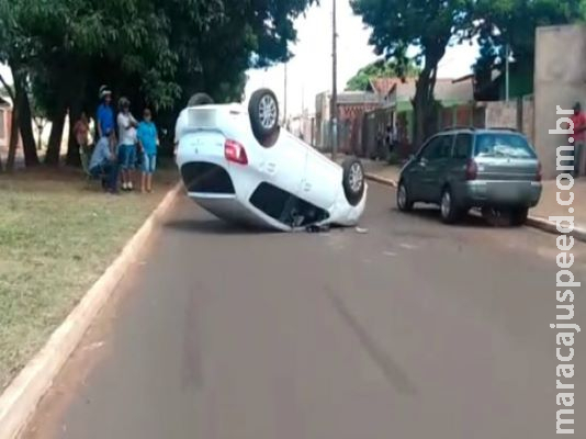 Após bater em veículo estacionado e capotar carro, homem recusa atendimento médico e foge do local do acidente Após bater em veículo estacionado e capotar carro, homem recusa atendimento médico e foge do local do acidente