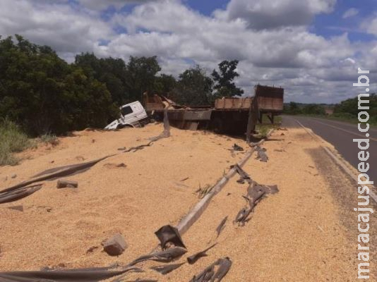 Após pane elétrica, carreta tomba e carga de milho se espalha na pista