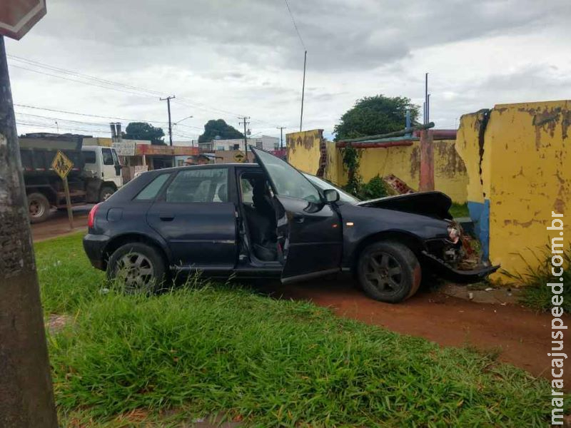 Autores de furto tentam fugir em Audi e acabam batendo em muro de escola