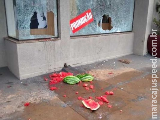 Bandidos usam melancia para quebrar vitrine e furtar loja em Batayporã