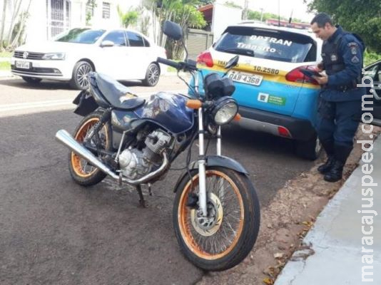 Bebê no colo da mãe fica ferido após ser arremessado da garupa de motocicleta Bebê no colo da mãe fica ferido após ser arremessado da garupa de motocicleta