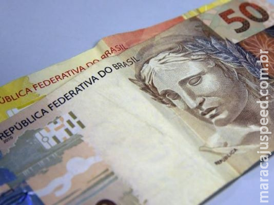 Bolsonaro assina MP que eleva salário mínimo para R$ 1.045 Bolsonaro assina MP que eleva salário mínimo para R$ 1.045