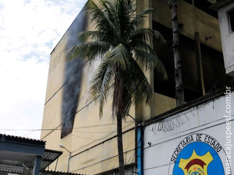 Bombeiros controlam incêndio em presídio no Rio de Janeiro Bombeiros controlam incêndio em presídio no Rio de Janeiro