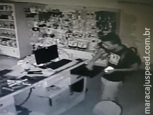 Câmeras flagram ladrão de "cara limpa" durante furto em pet shop