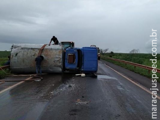 Caminhão-pipa tomba no meio de rodovia federal no sul de MS