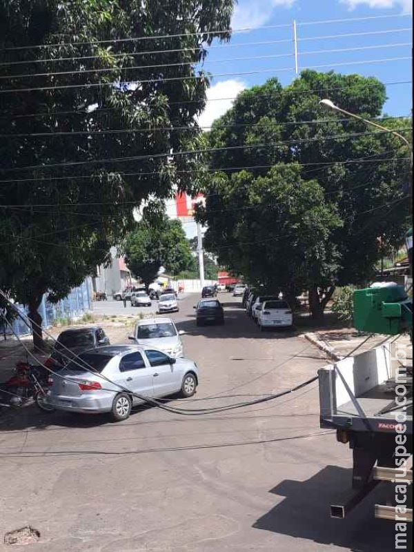 Caminhão que transportava maquinário derruba fios no Coronel Antonino