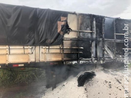 Carreta carregada de adubo é consumida pelo fogo na MS-306