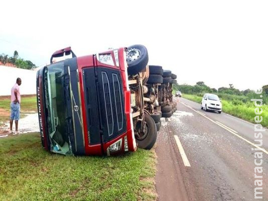 Carreta tomba e motorista diz ter sido fechado por carro