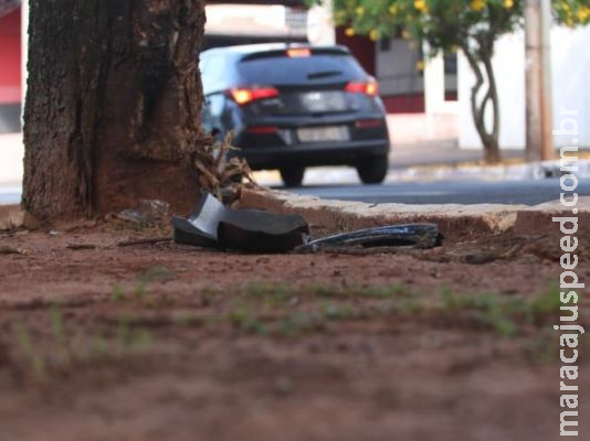 Carro bate em árvore após colisão e motorista bêbado acaba preso Carro bate em árvore após colisão e motorista bêbado acaba preso