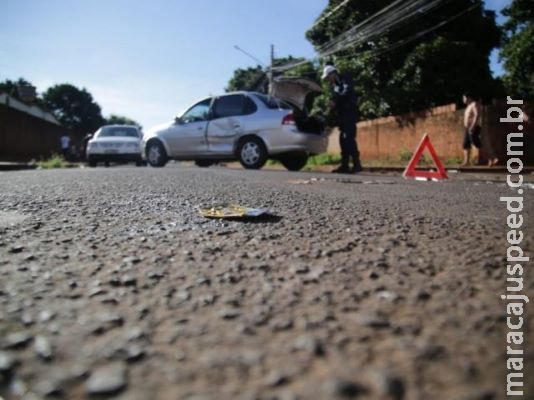 Carros colidem, motorista de aplicativo é arrastado e um deles foge