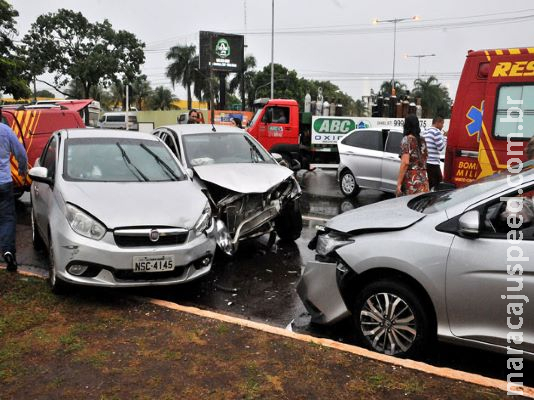 Chuva derruba árvores, resulta em engavetamento e trânsito fica lento