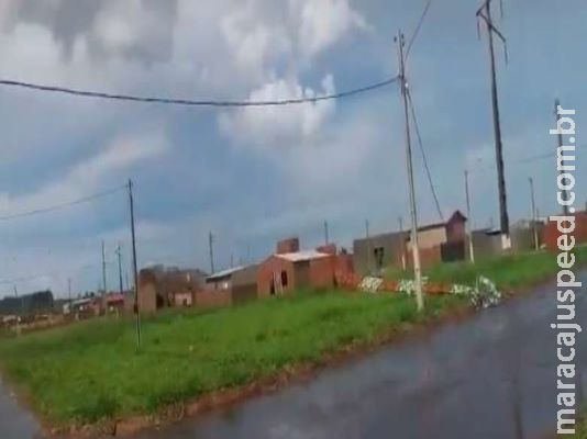 Chuva rápida e vendaval causam estragos e criança fica ferida no 1º dia do ano em Dourados Chuva rápida e vendaval causam estragos e criança fica ferida no 1º dia do ano em Dourados